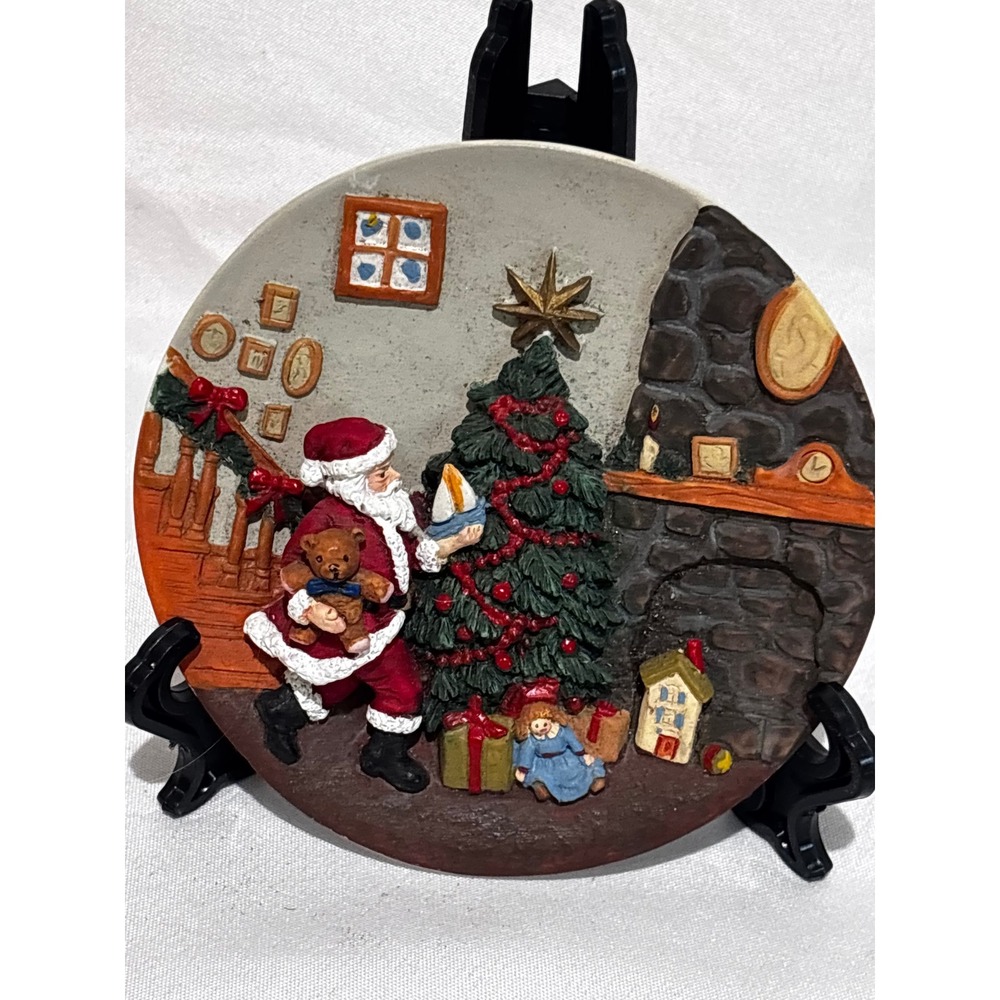 A Christmas Remembered 1997 Collectors Edition 3D Santa Claus Decorative Plate